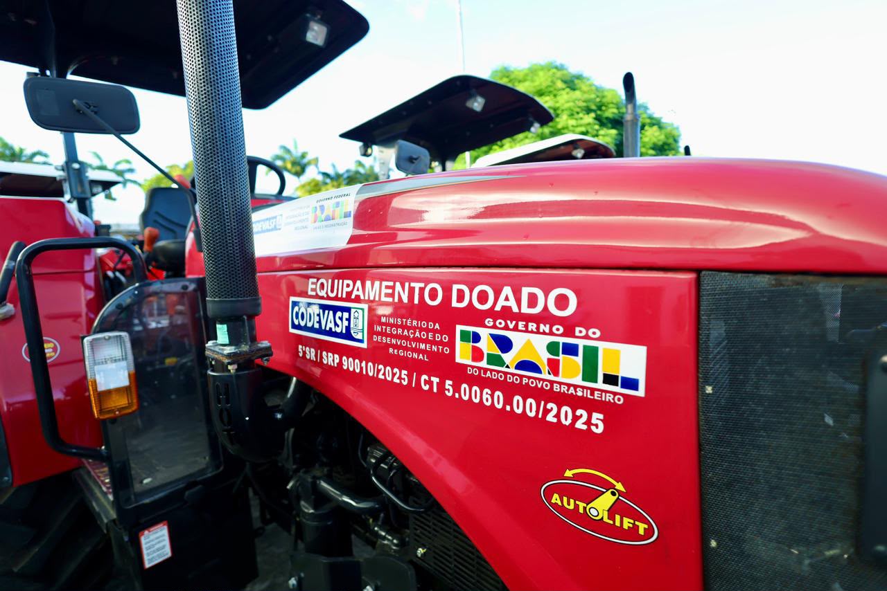 Atalaia é contemplada com trator para fortalecer a agricultura familiar